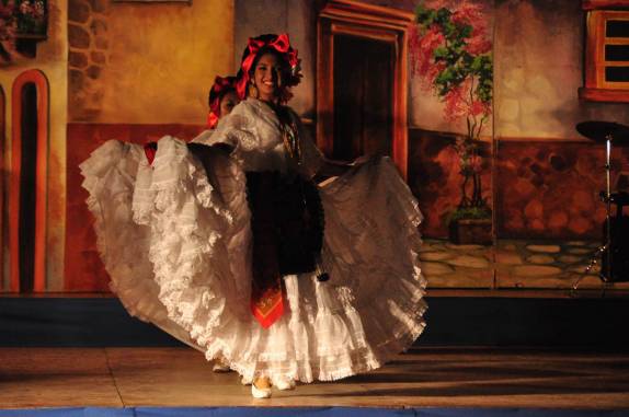 Apresentação de danças e trajes típicos durante festa em praça de Mérida, a capital do Yucatán, no México